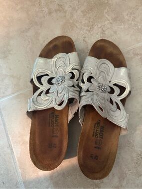 Naot Beige/Gold Floral Cutout Slide Sandals